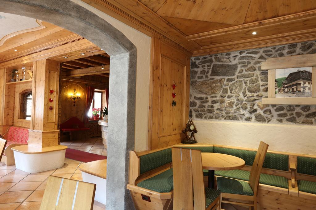 Albergo Centrale フォルニ・ディ・ソプラ エクステリア 写真