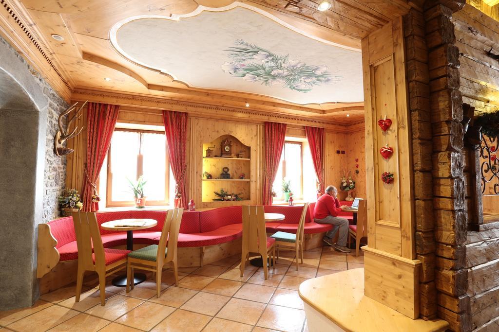 Albergo Centrale フォルニ・ディ・ソプラ エクステリア 写真