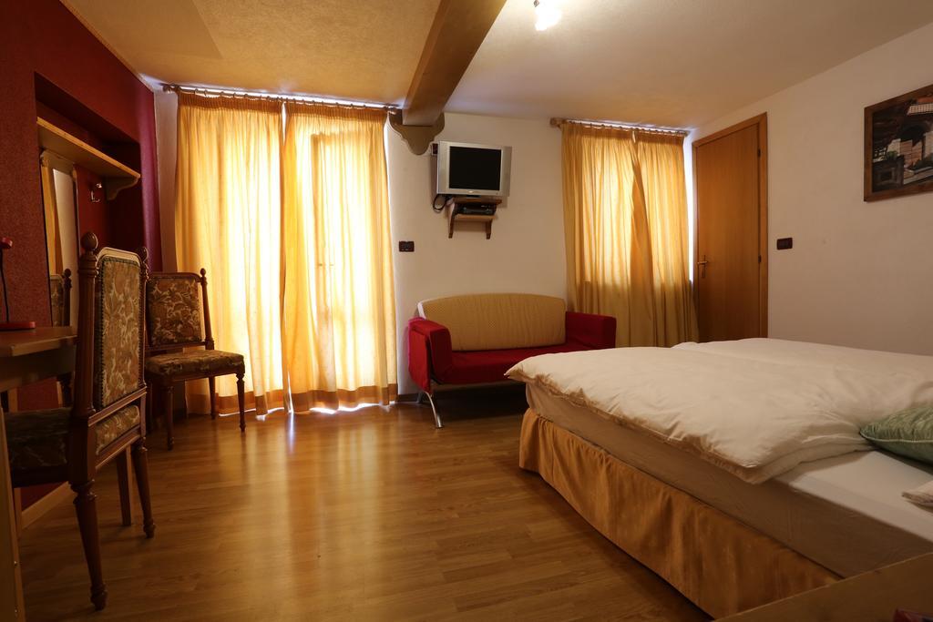 Albergo Centrale フォルニ・ディ・ソプラ 部屋 写真