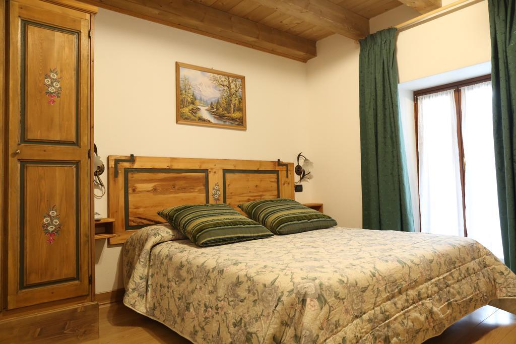 Albergo Centrale フォルニ・ディ・ソプラ エクステリア 写真