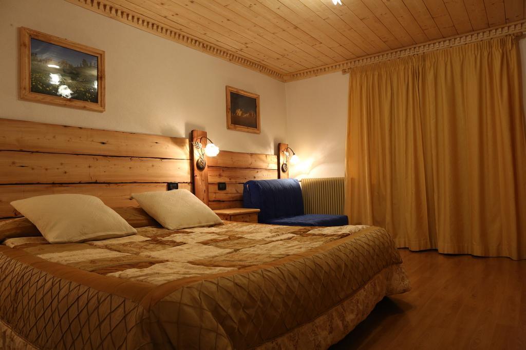Albergo Centrale フォルニ・ディ・ソプラ エクステリア 写真