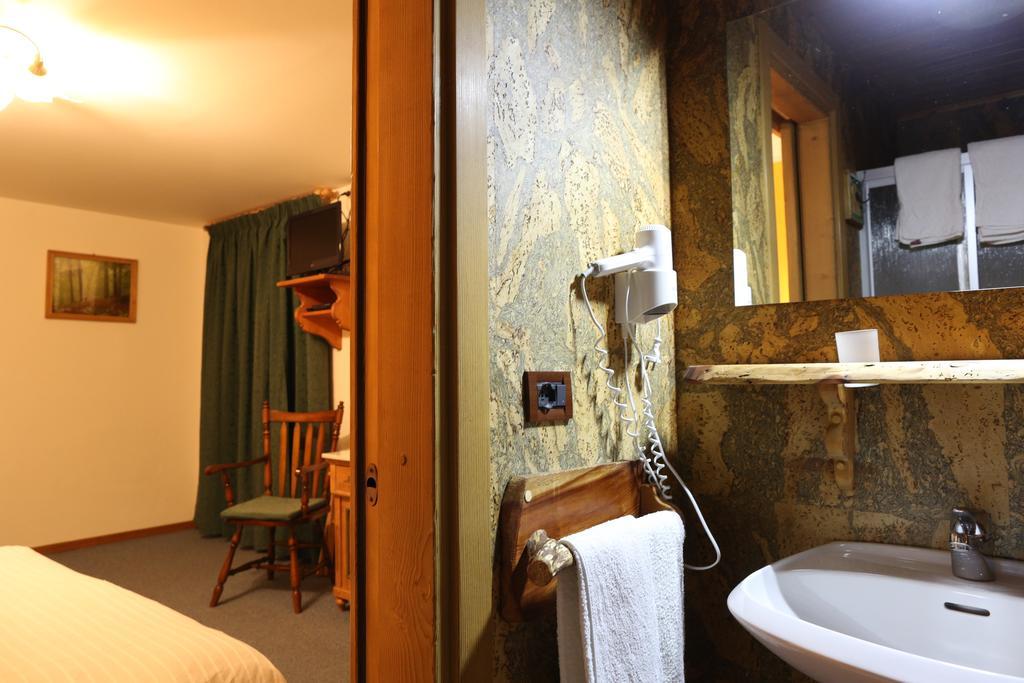 Albergo Centrale フォルニ・ディ・ソプラ エクステリア 写真
