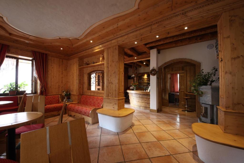 Albergo Centrale フォルニ・ディ・ソプラ エクステリア 写真